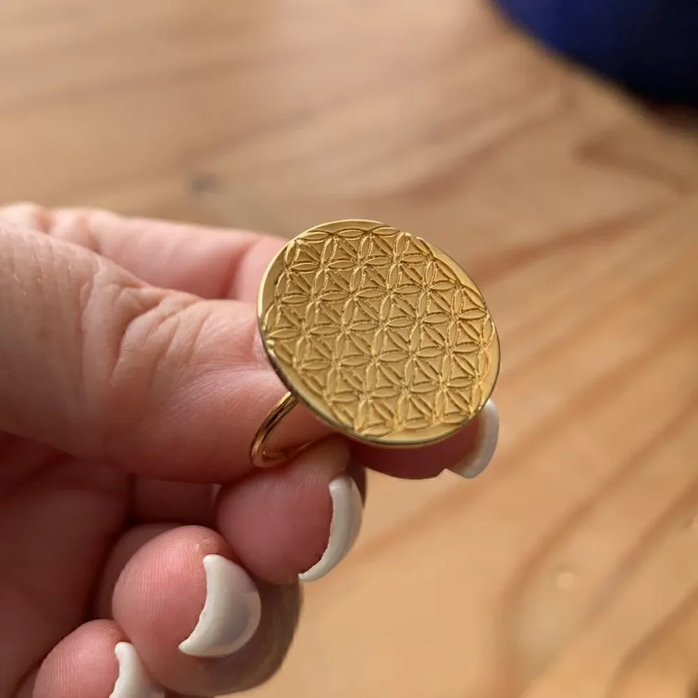 Pretty gold round shape ring